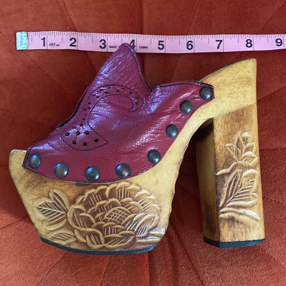 RELISTED  Vintage studded platform clogs - Picture 14 of 16